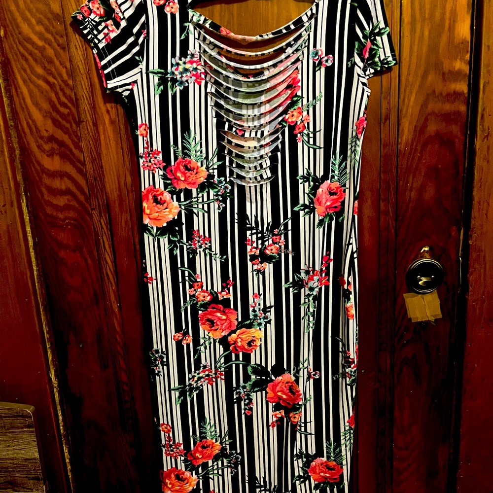 Nice , colorful dress the dress is by the knees